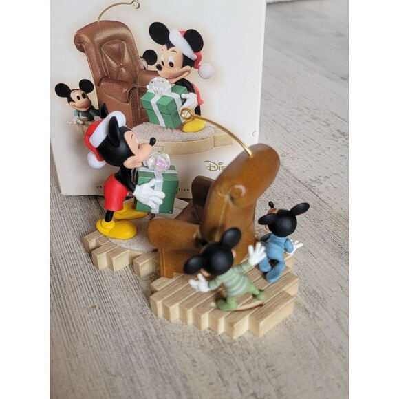 Hallmark Hide 'n' Peak Mickey Mouse 2007 Disney ornament Xmas - Picture 6 of 7